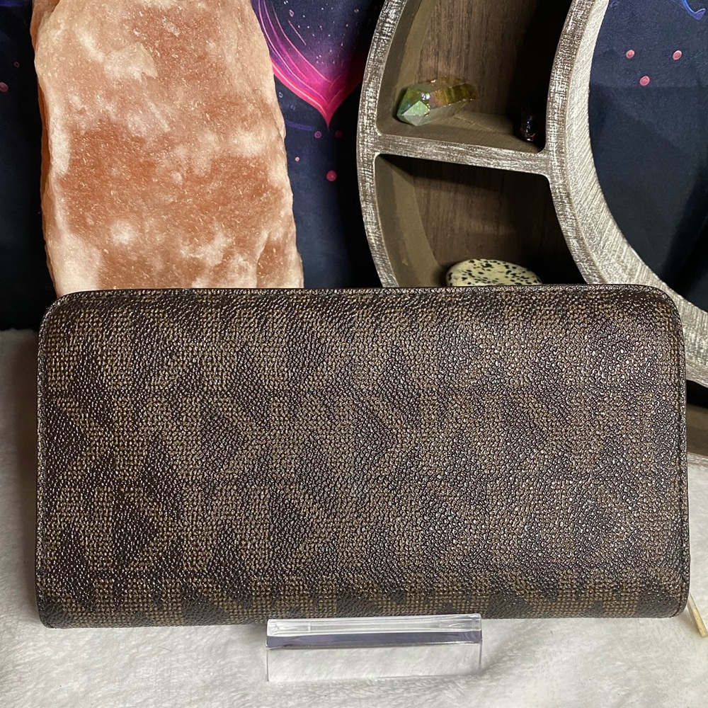 EUC Michael Kors Large Logo Continental Zip Wallet W/Locket - Picture 2 of 5